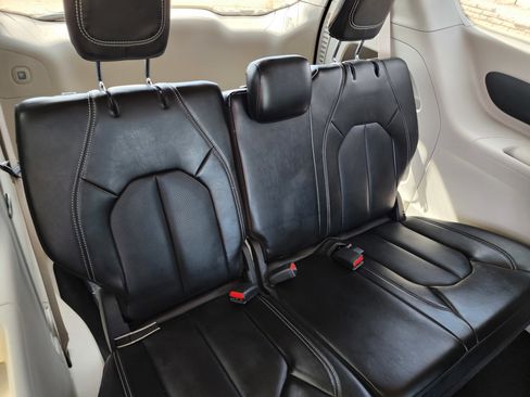 Used 2024 Chrysler Pacifica Touring-L FWD image 14