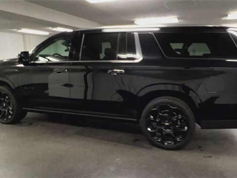 Certified 2025 Chevrolet Suburban High Country image 6