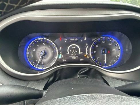 Used 2023 Chrysler Pacifica Touring-L FWD image 13