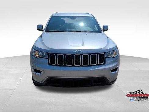 Used 2019 Jeep Grand Cherokee Laredo AWD/4WD image 9