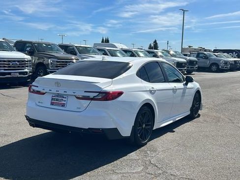 Used 2025 Toyota Camry SE w/ Convenience Package image 3