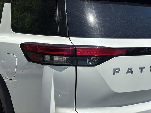 Used 2024 Nissan Pathfinder SL AWD/4WD image 24