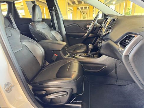 Used 2019 Jeep Cherokee Latitude Plus FWD image 25
