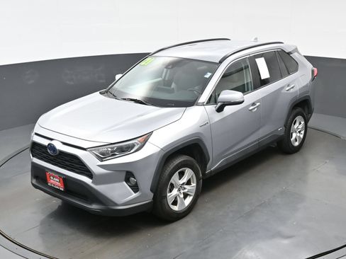 Used 2021 Toyota RAV4 XLE AWD/4WD image 32