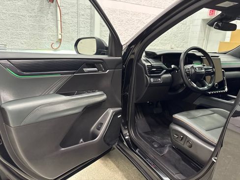 Used 2025 GMC Acadia AT4 w/ LPO, Floor Liner Package AWD/4WD image 13