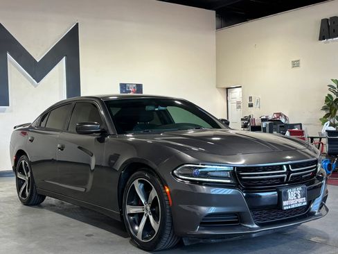 Used 2017 Dodge Charger SE RWD image 3