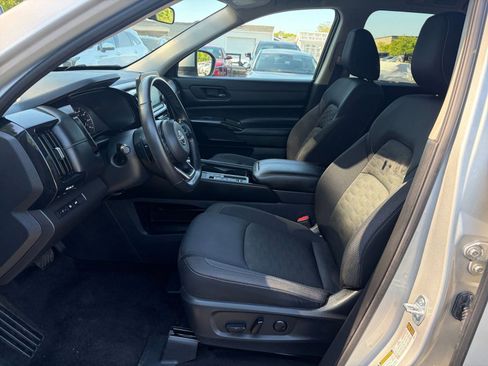 Used 2025 Nissan Pathfinder SV FWD image 29