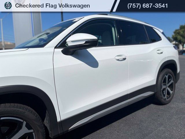 Used 2025 Volkswagen Tiguan SE FWD image 3