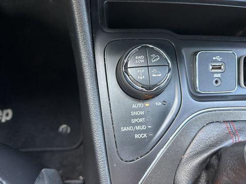 Used 2019 Jeep Cherokee Trailhawk image 28