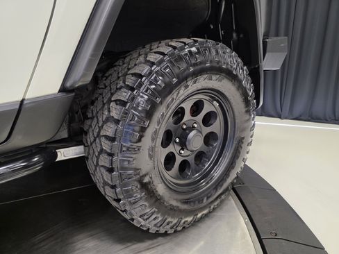 Used 2013 Toyota FJ Cruiser 4WD image 31