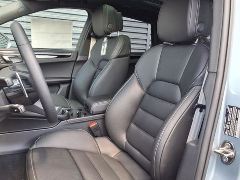 Used 2025 Porsche Macan AWD image 38