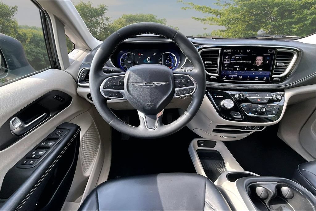Used 2023 Chrysler Pacifica Touring-L FWD image 5