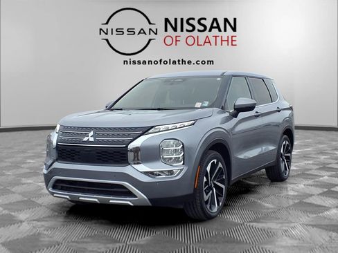 Used 2024 Mitsubishi Outlander SE image 1