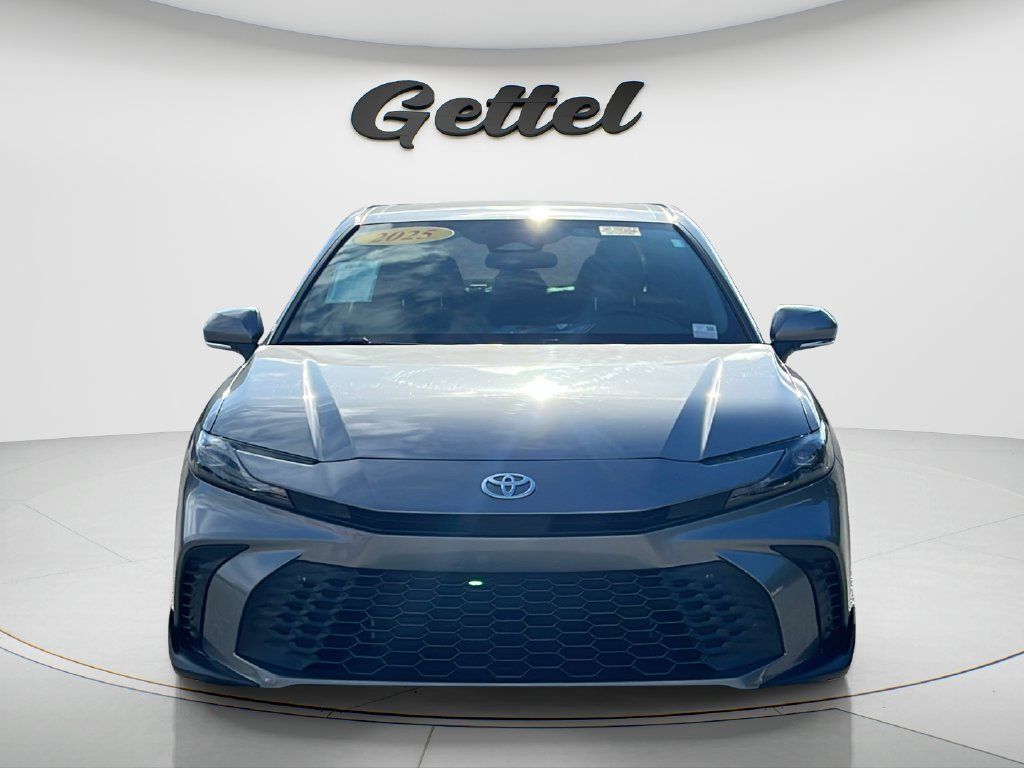 Used 2025 Toyota Camry SE FWD image 2