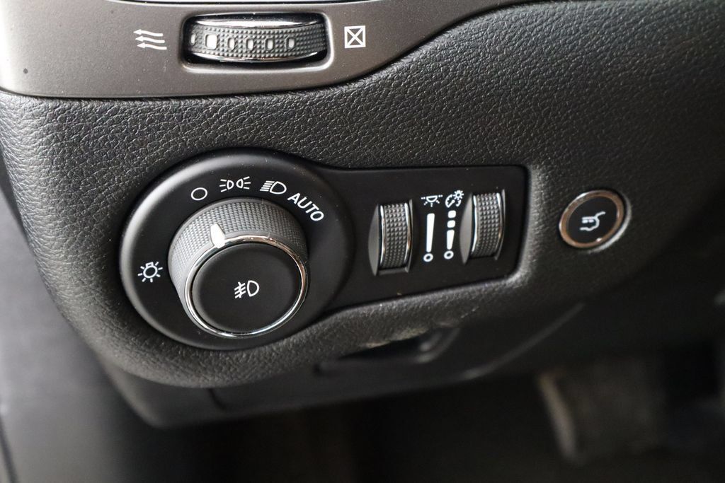 Used 2019 Jeep Cherokee Overland w/ Technology Group AWD/4WD image 22