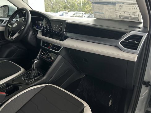New 2026 Volkswagen Taos SE image 33