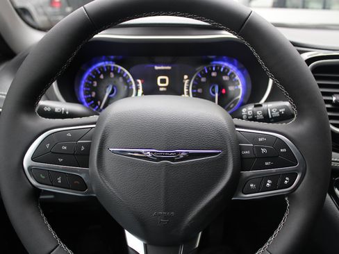 New 2026 Chrysler Pacifica Select image 17