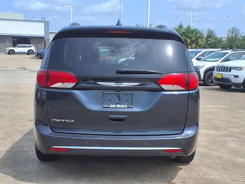 Used 2020 Chrysler Pacifica Touring-L FWD image 8