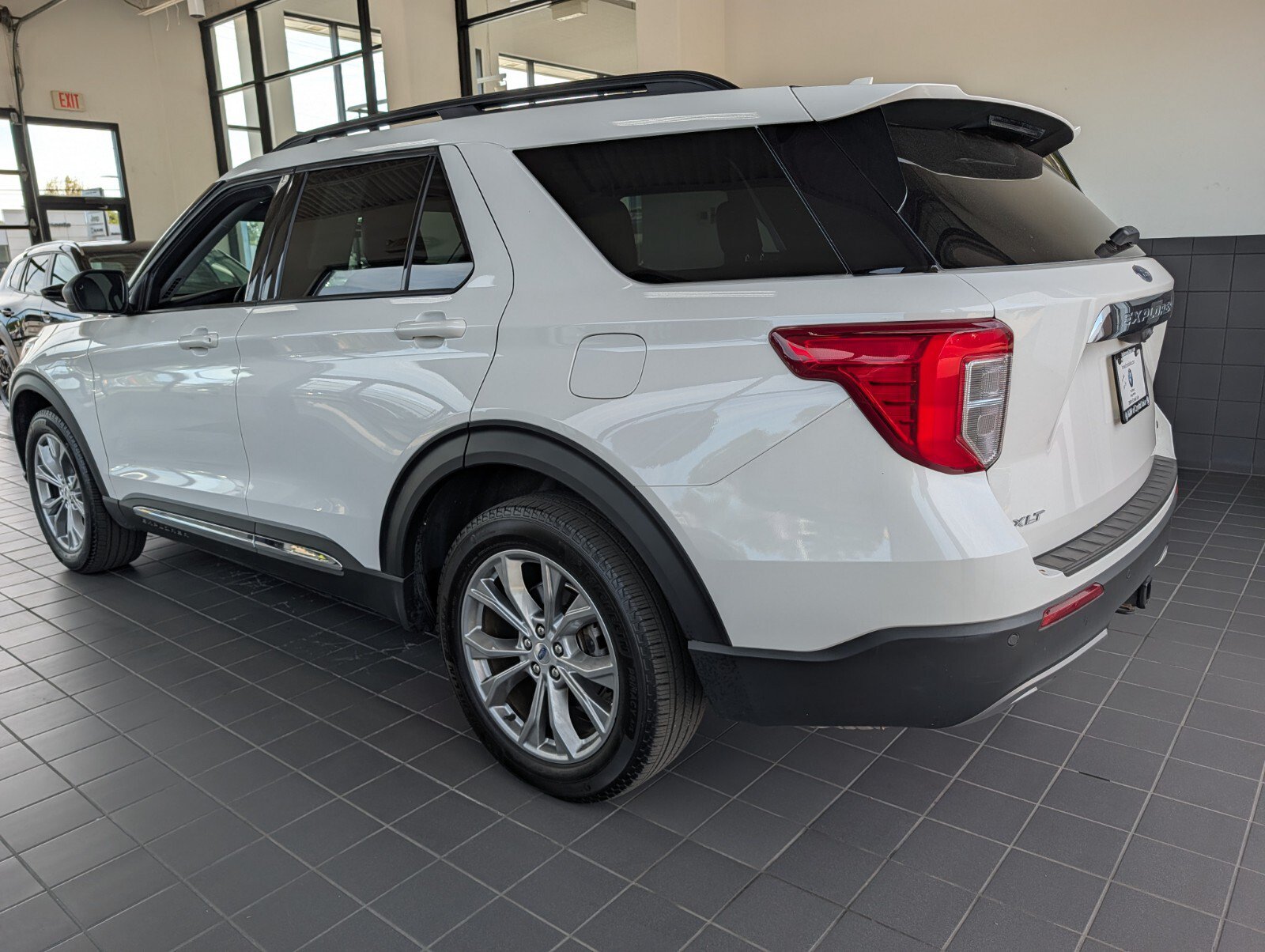 Used 2022 Ford Explorer XLT w/ Equipment Group 202A AWD/4WD image 6