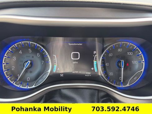 Used 2023 Chrysler Pacifica Touring-L FWD image 9