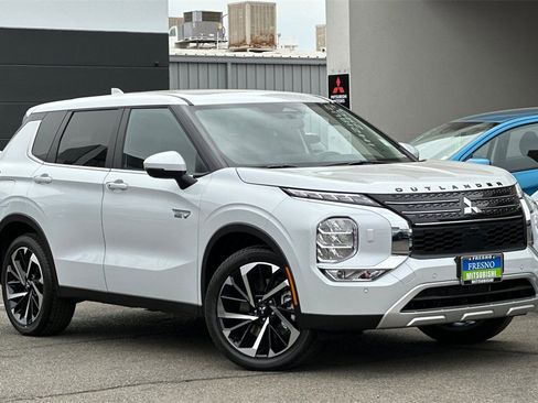 New 2025 Mitsubishi Outlander SE image 3