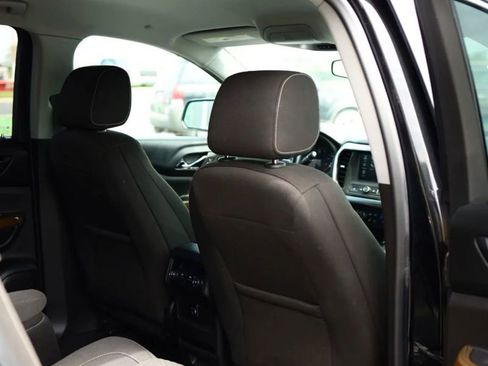 Used 2018 GMC Acadia SLE w/ LPO, Black Accent Package image 37