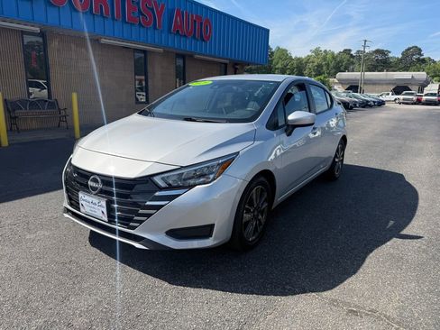 Used 2025 Nissan Versa SV image 5
