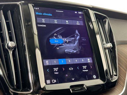 Used 2022 Volvo XC60 B5 Momentum w/ Protection Package Premier image 16