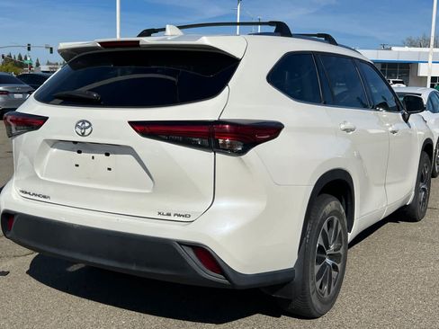 Used 2020 Toyota Highlander XLE image 2