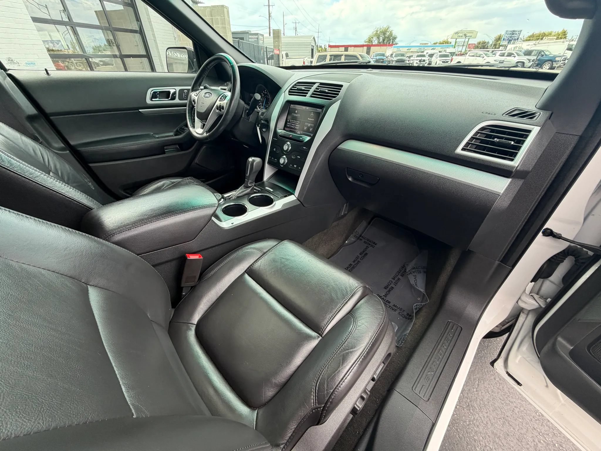 Used 2014 Ford Explorer XLT w/ Equipment Group 202A AWD/4WD image 14