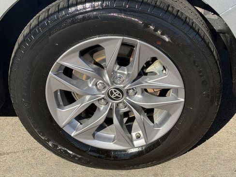 Certified 2025 Toyota Sienna LE image 8