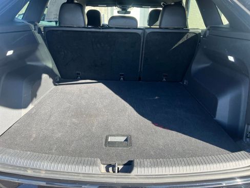 Used 2025 Volkswagen Atlas Cross Sport SE image 31