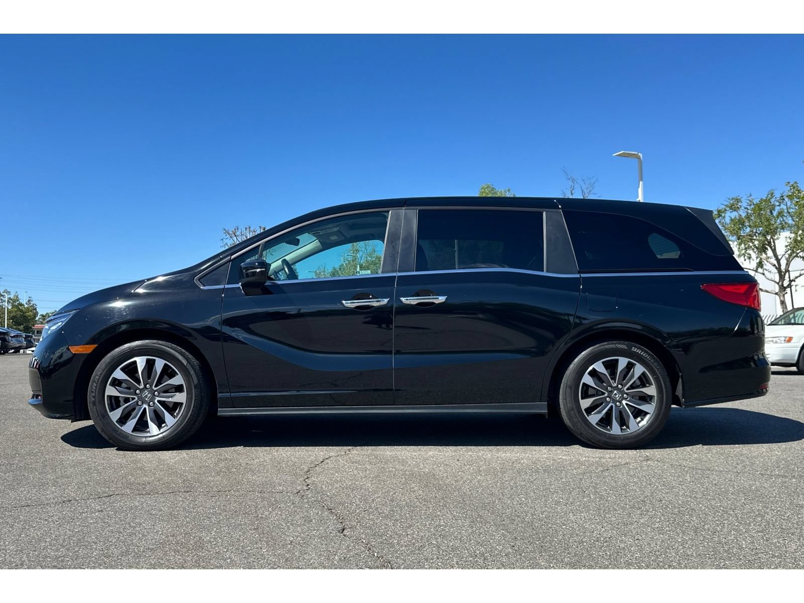 Used 2024 Honda Odyssey Elite image 2