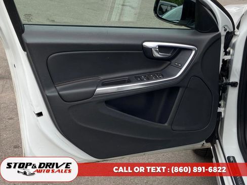 Used 2016 Volvo V60 T5 Cross Country image 10
