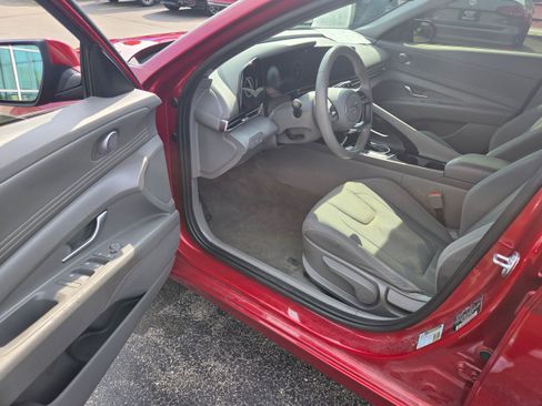 Used 2023 Hyundai Elantra SEL FWD image 4