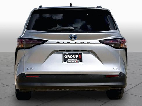 Used 2025 Toyota Sienna XLE FWD image 5