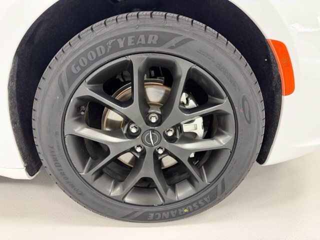 Used 2025 Chrysler Pacifica Limited FWD image 17