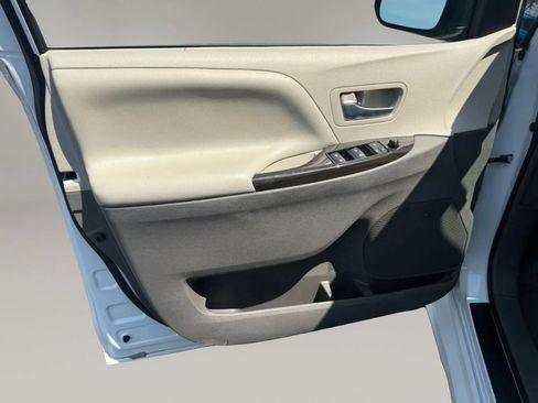 Used 2018 Toyota Sienna XLE w/ XLE Navigation Package AWD/4WD image 11