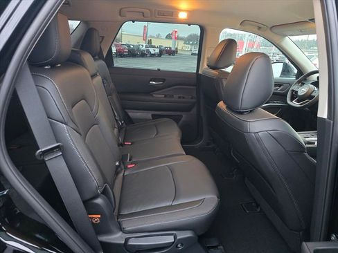 New 2025 Nissan Pathfinder SL image 12