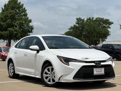 Used 2024 Toyota Corolla LE FWD image 2