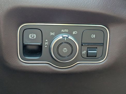 Used 2021 Aston Martin V8 Vantage Roadster image 12