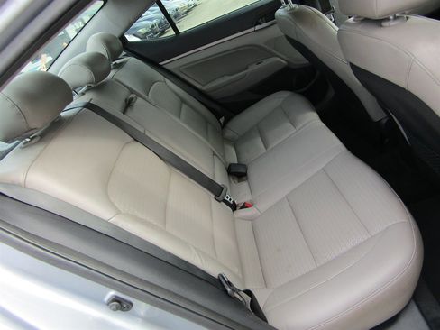 Used 2017 Hyundai Elantra Limited image 9