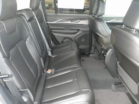 New 2025 Jeep Grand Cherokee Limited image 17