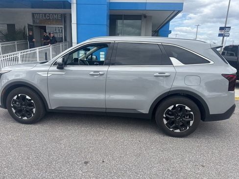 Used 2024 Kia Sorento S FWD image 7