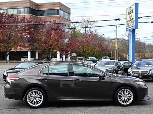 Used 2018 Toyota Camry XLE image 7