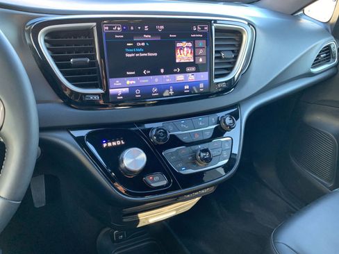 Used 2025 Chrysler Pacifica Select image 17