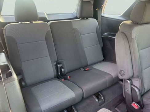 Used 2022 Chevrolet Traverse LT FWD image 49