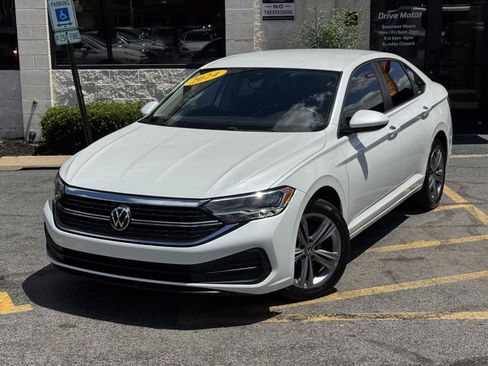Used 2024 Volkswagen Jetta SE FWD image 2