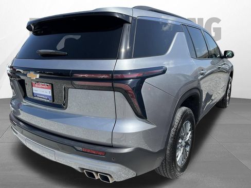 Used 2025 Chevrolet Traverse LT FWD image 4