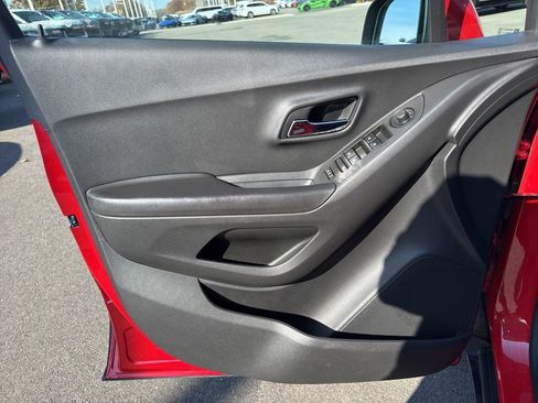 Used 2020 Chevrolet Trax LT w/ LT Convenience Package image 23